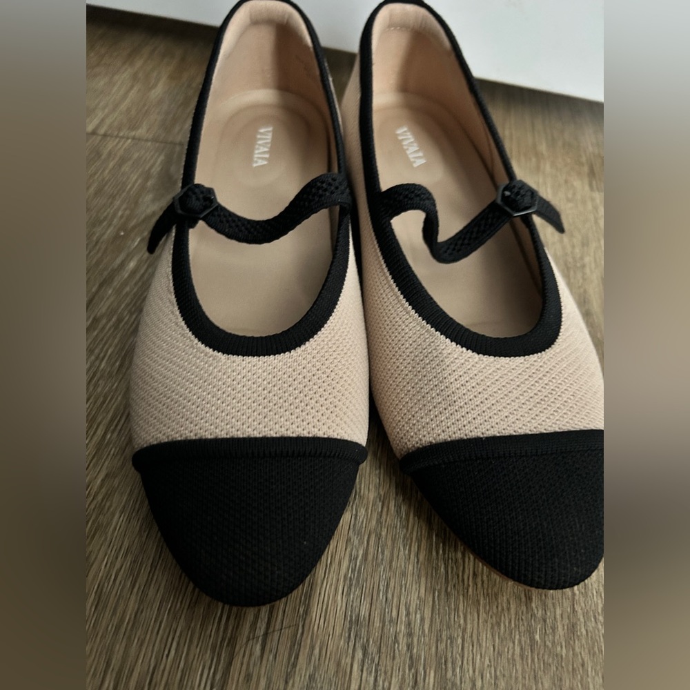 Vivaia Women's Black and Cream Ballet Flats
